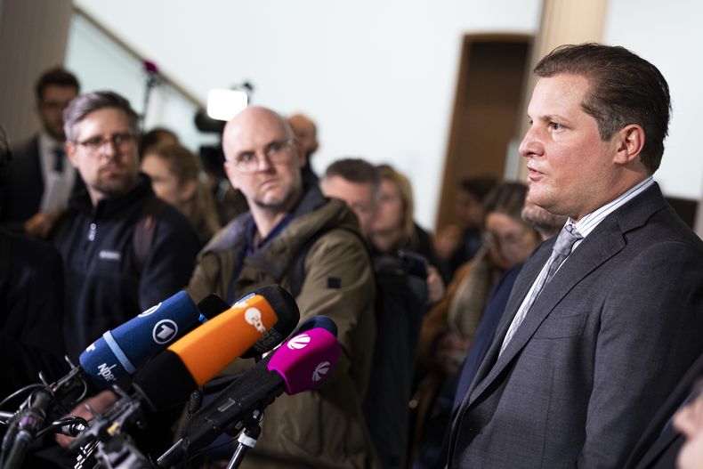 Friedrich Fülscher, abogado del acusado Christian B., en el segundo día del juicio contra el acusado en el Tribunal Regional de Braunschweig, responde preguntas de representantes de los medios en Brunswick, Alemania, el viernes 23 de febrero de 2024. (Michael Matthey/Pool photo vía AP)