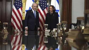 La vicepresidenta Kamala Harris, a la derecha, y el primer ministro israelí Benjamin Netanyahu comparecen antes de una reunión en el Edificio de Oficinas Ejecutivas Eisenhower, en el complejo de la Casa Blanca, en Washington, el jueves 25 de julio de 2024. (Foto AP/Julia Nikhinson)