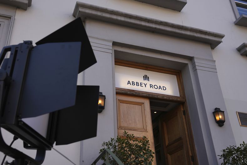 La entrada al estudio Abbey Road en Londres el jueves 27 de marzo de 2025. (Foto AP/Kin Cheung)