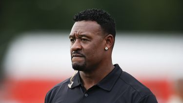 Arrestan a McGinest Jr. en conexión con asalto en un club