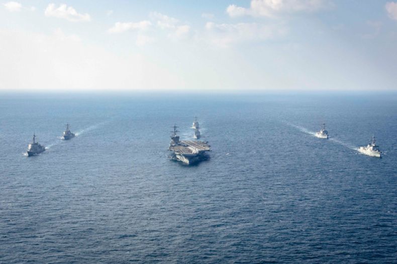 ARCHIVO - En esta fotografía facilitada por el Ministerio de Defensa surcoreano, buques de guerra de Corea del Sur, Estados Unidos y Japón —incluido el portaaviones USS George Washington, al centro— participan en el ejercicio trilateral Freedom Edge en aguas internacionales, el 13 de noviembre de 2024, frente a la isla surcoreana de Jeju. (Ministerio de Defensa de Corea del Sur vía AP, archivo)