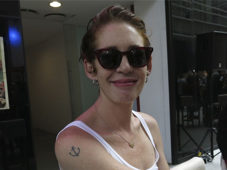 La cineasta Elisa Miller, de la película Temporada de Huracanes, sonríe durante una entrevista en el almuerzo de nominados de la 66a edición de los premios Ariel de la Academia Mexicana de Artes y Ciencias Cinematográficas en la Ciudad de México el 21 de agosto de 2024. (Foto AP/Berenice Bautista)