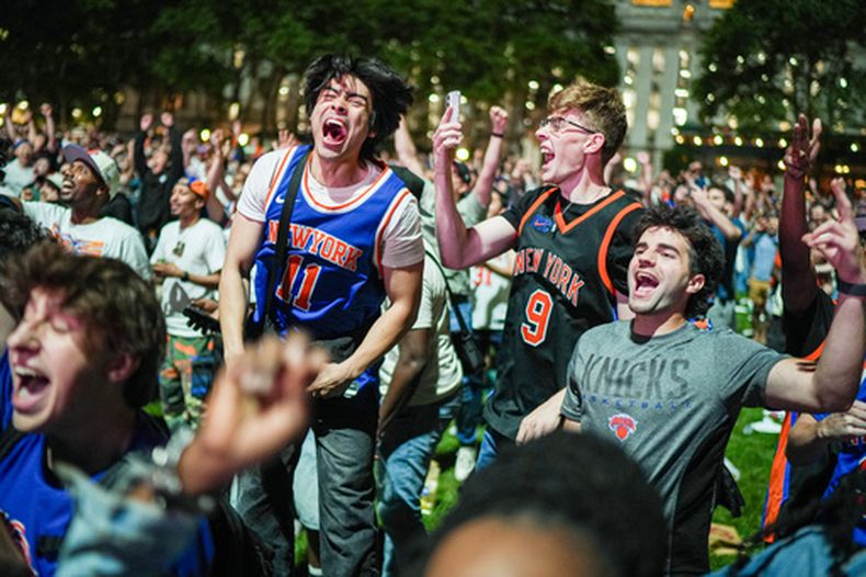 Fanáticos de los Knicks de Nueva York celebran en un watch party durante el tercer juego de las Finales de la NBA entre los Knicks y los Spurs de San Antonio, el lunes 8 de junio de 2026, en Nueva York. (AP Foto/Ryan Murphy)