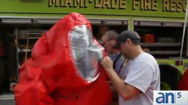 americateve | Cinco personas tuvieron que ser hospitalizadas debido a un escape de amoniaco en un almacén en Miami Gardens y obligo a la evacuación de todo un edificio.