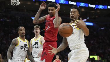 El alero del Jazz de Utah, Brice Sensabaugh (28), busca un balón suelto y el pívot del Heat de Miami, Kelel Ware (7), perdió el control del balón durante la primera mitad de un partido de baloncesto de la NBA, el sábado 4 de enero de 2025, en Miami. (AP Foto/Lynne Sladky)