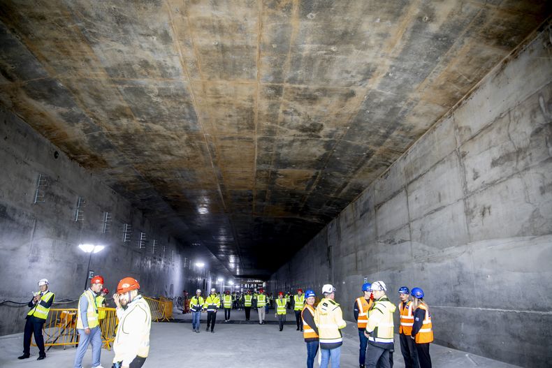 Trabajadores durante una visita del rey Federico X de Dinamarca al sitio de construcción del túnel de la ruta Fehmarn, en Roedbyhavn, durante la inauguración del primer tramo de un futuro túnel ferroviario bajo el Mar Báltico que llegará hasta Alemania, en la isla de Lolland, Dinamarca, el lunes 17 de junio de 2024. (Ingrid Riis/Ritzau Scanpix vía AP)