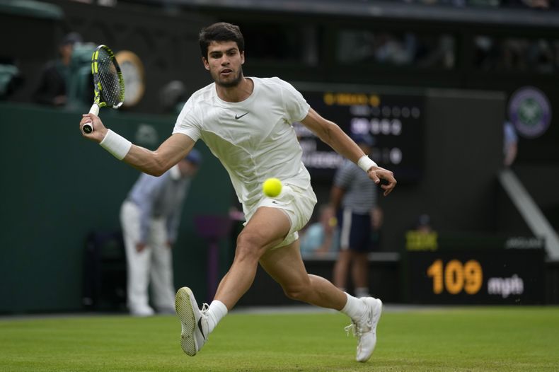 El español Carlos Alcaraz regresa una bola al ruso Daniil Medvedev en la semifinal de Wimbledon el viernes 14 de julio del 2023. (AP Foto/Alastair Grant)