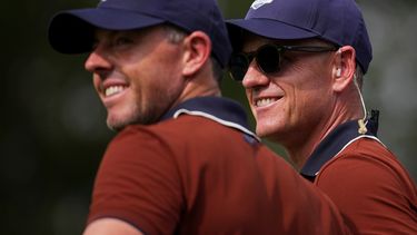 El capitán de Europa Luke Donald con Rory McIlroy en el hoyo siete en Bethpage Black golf course durante la Copa Ryder el sábado 27 de septiembre del 2025. (AP Foto/Matt Slocum)