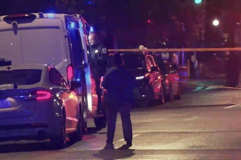 En esta imagen tomada de un video proporcionado por la televisora WJLA, una persona observa mientras la policía examina la zona luego de que dos miembros del personal de la embajada israelí fueron asesinados a balazos frente al Museo Judío de la Capital, el miércoles 21 de mayo de 2025, en Washington. (WJLA vía AP)