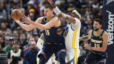 Nuggets ganan 131-124 a Warriors con triple doble de Jokic