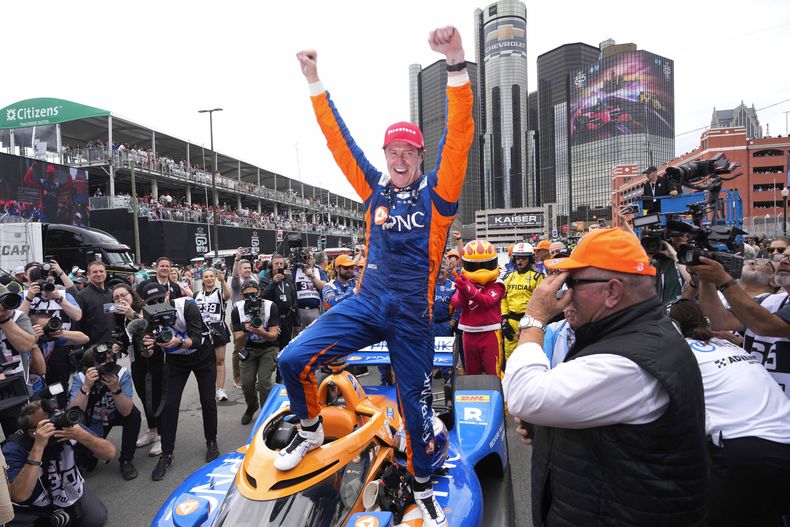 Scott Dixon celebra su victoria la carrera del Gran Premio IndyCar de Detroit, en Detroit, el domingo 2 de junio de 2024. (AP Foto/Paul Sancya)