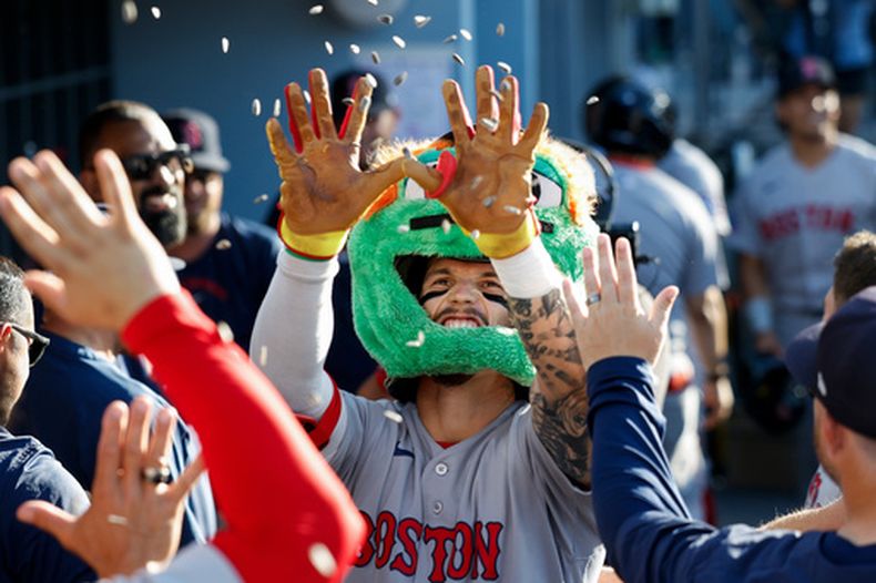 Jarren Duran (16), de los Medias Rojas de Boston, es felicitado por sus compañeros de equipo después de batear un cuadrangular solitario durante la sexta entrada del juego de béisbol de Grandes Ligas contra los Dodgers de Los Ángeles, el domingo 2 de agosto de 2026, en Los Ángeles. (AP Foto/Caroline Brehman)