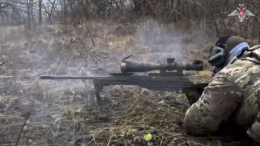 Un soldado ruso en una zona no divulgada, en esta foto tomada de video entregado por el Servicio de Prensa del Ministerio de Defensa de Rusia el 11 de enero del 2025. (Servicio de Prensa del Ministerio de Defensa de Rusia via AP)