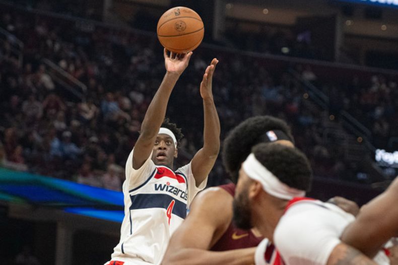 AJ Dybantsa, de los Wizards de Washington, dispara en el duelo ante los Cavaliers de Cleveland, el miércoles 28 de octubre de 2026 (AP Foto/Phil Long)