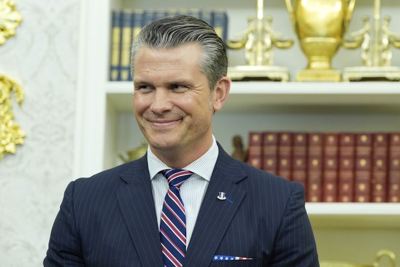 El secretario de Defensa estadounidense Pete Hegseth en la Oficina Oval en la Casa Blanca en Washington el 25 de agosto del 2025. (AP foto/Alex Brandon)