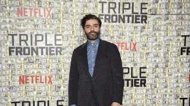 Oscar Isaac hace alarde de su español en “Triple Frontier”