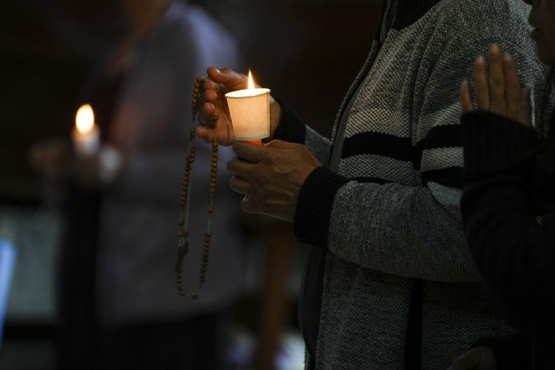 Feligreses rezan por la salud del papa Francisco en la Catedral Metropolitana en Ciudad de México, el jueves 27 de febrero de 2025. (AP Foto/Marco Ugarte)