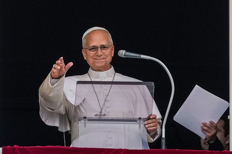 El papa León XIV se ve en la ventana de su estudio en el Palacio Apostólico sobre la plaza de San Pedro del Vaticano para ofrecer la bendición tradicional del mediodía tras la oración del Angelus, el domingo 18 de octubre de 2026, al día siguiente de regresar del hospital, donde fue intervenido por un cáncer de pulmón. (AP Foto/Alessandra Tarantino)
