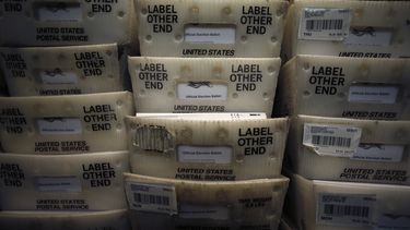 ARCHIVO - Papeletas de voto por correo procesadas en la oficina de la junta electoral del condado de Bucks antes de las elecciones primarias en Doylestown, Pensilvania, el 27 de mayo de 2020. (AP Foto/Matt Slocum, Archivo)