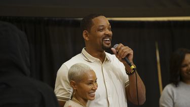 En esta fotografía proporcionada por la biblioteca pública Enoch Pratt, Jada Pinkett Smith y Will Smith en la biblioteca en Baltimore el miércoles 18 de octubre de 2023. Will Smith acompañó a Jada Pinkett Smith en la presentación de su libro de memorias. (John Cassini /Enoch Pratt Free Library vía AP)