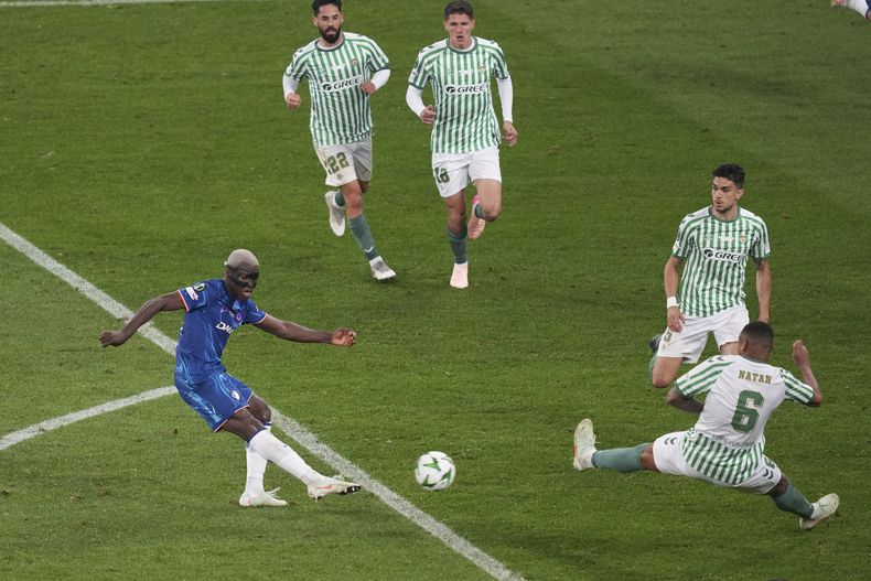 Moisés Caicedo anota el cuarto gol de Chelsea en la victoria 4-1 ante el Real Betis en la final de la Conference League, el miércoles 28 de mayo de 2025. (AP Foto/Darko Vojinovic)