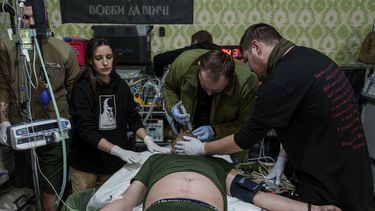 Un soldado ucraniano herido en el frente de batalla cerca de Pokrovsk el 23 de diciembre del 2024. (AP foto/Evgeniy Maloletka)
