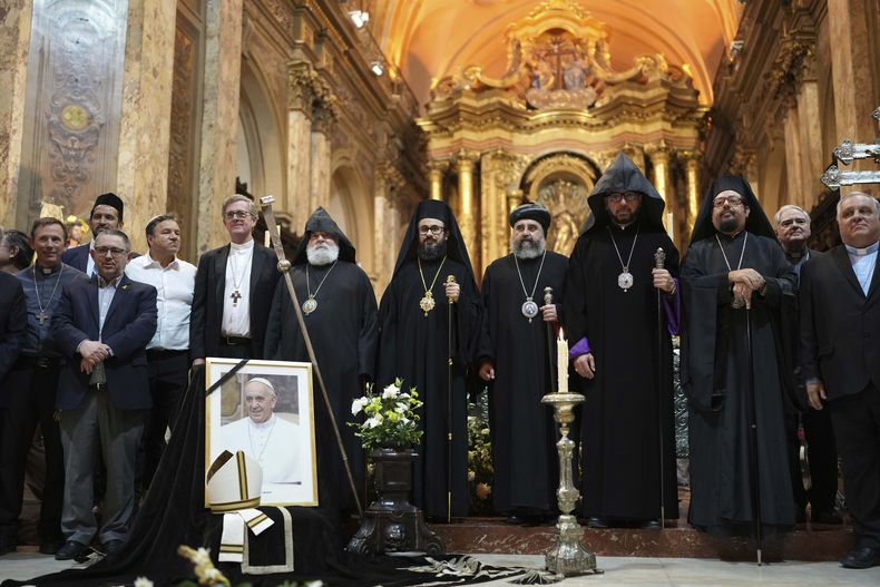 Líderes religiosos posan para una foto cerca del retrato del fallecido papa Francisco al final de un servicio interreligioso en honor del pontífice en la Catedral de Buenos Aires, Argentina, el martes 22 de abril de 2025. (AP Foto/Rodrigo Abd)