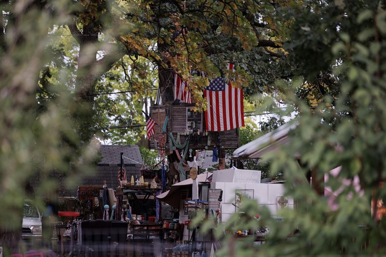 El patio trasero de la vivienda donde el propietario mató a puñaladas a un niño de 6 años e hirió a la madre del chico, en Plainfield, Illinois, el 15 de octubre de 2023. (Armando L. Sanchez/Chicago Tribune via AP)