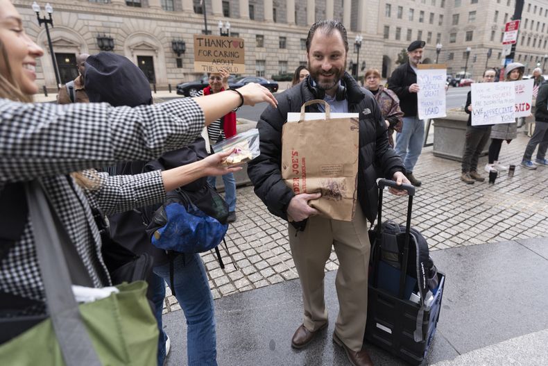 Empleados de USAID salen de la sede de la agencia tras ser destituidos en Washington, el 27 de febrero del 2025. (AP foto/Manuel Balce Ceneta)