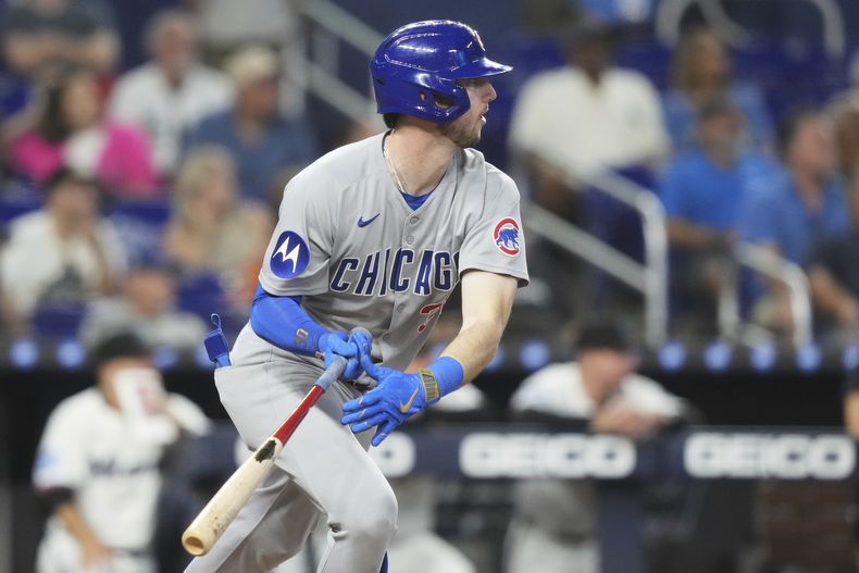 Kyle Tucker de los Cachorros de Chicago batea un sencillo remolcador ante los Marlins de Miami, el miércoles 21 de mayo de 2025, en Miami. (AP Foto/Lynne Sladky)