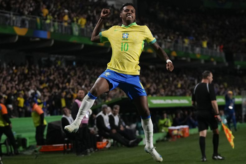 Rodrygo celebra tras anotar el gol de Brasil en la victoria 1-0 ante Ecuador en las eliminatorias del Mundial, el viernes 6 de septiembre de 2024, en Curitiba. (AP Foto/Silvia Izquierdo)