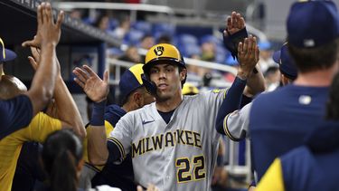 Cerveceros ganan 2-1 a Marlins con carrera de caballito