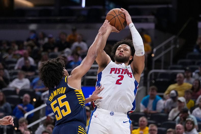Cade Cunningham (2), de los Pistons de Detroit, dispara a la canasta sobre Ethan Thompson (55), de los Pacers de Indiana, durante la segunda mitad del juego de baloncesto de la NBA, el domingo 12 de abril de 2026, en Indianápolis. (AP Foto/Michael Conroy)