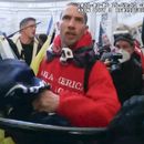 Esta imagen de un video captado por la cámara corporal de un policía y contenida en el memorando de sentencia del Departamento de Justicia muestra a John George Todd III en la Rotonda del Capitolio de Estados Unidos, el 6 de enero de 2021, en Washington. Todd, un veterano de la Infantería de Marina, fue sentenciado a 5 años de cárcel el viernes 31 de mayo de 2024 por agredir a un policía en los disturbios del Capitolio. (Departamento de Justicia vía AP)