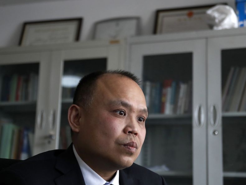 ARCHIVO - En esta imagen del 24 de febrero de 2017, el destacado activista legal Yu Wensheng hace una pausa durante una entrevista en su oficina en Beijing. (AP Foto/Andy Wong, Archivo)