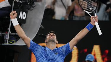 Vítores para Djokovic al debutar con triunfo en Australia