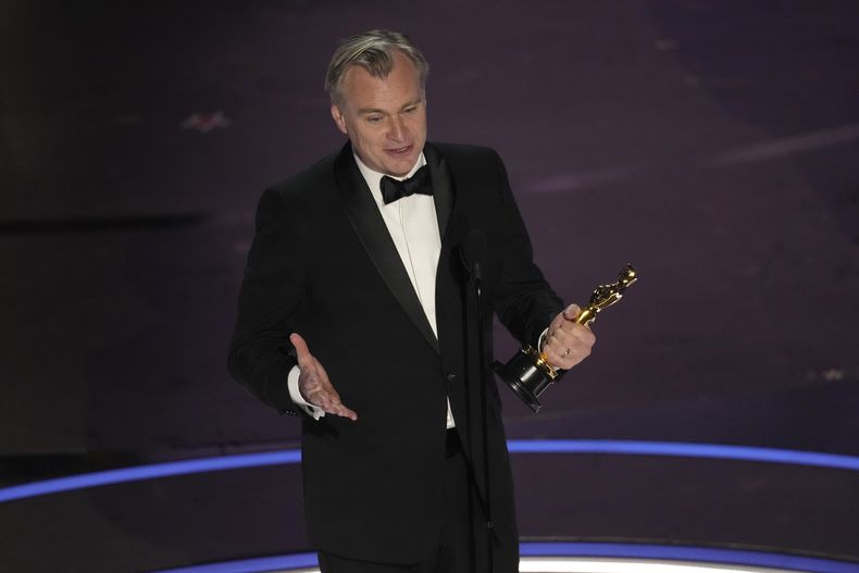 Christopher Nolan acepta el Oscar por mejor dirección por la cinta Oppenheimer durante la ceremonia el domingo 10 de marzo de 2024 en el Teatro Dolby de Los Ángeles. (AP Foto/Chris Pizzello)