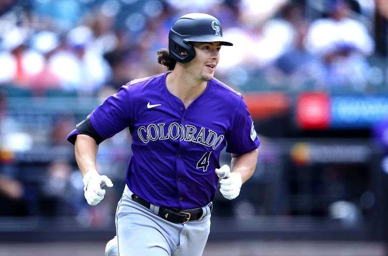 Michael Toglia (4) de los Rockies de Colorado recorre las almohadillas luego de impactar un jonrón ante los Mets de Nueva York durante el octavo episodio del juego de béisbol, el domingo 14 de julio de 2024, en Nueva York. (AP Foto/Noah K. Murray)