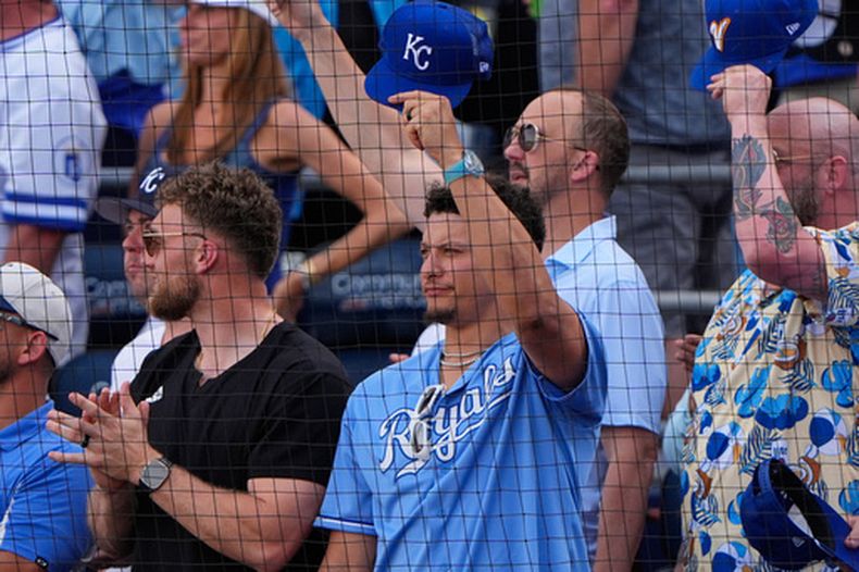 El quarterback Patrick Mahomes de los Chiefs de Kansas City durante un juego de béisbol de los Reales de Kansas City, el lunes 30 de marzo de 2026, en Kansas City, Missouri. (AP Foto/Charlie Riedel)