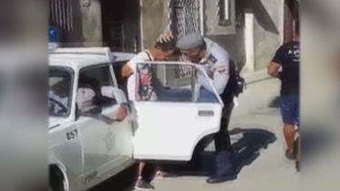 video muestra como la policia arresta a vendedores ambulantes en la habana