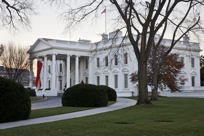 La Casa Blanca luce decorada con un list&oacute;n rojo en honor del D&iacute;a Mundial de la Lucha contra el Sida, el lunes 1 de diciembre de 2014, en Washington. (Foto AP/Jacquelyn Martin)