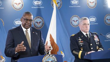 El secretario de Defensa de EEUU Lloyd Austin con el jefe del Estado Mayor Conjunto, general Mark Milley, en el Pentágono en Washington el 25 de mayo de 2023. (Foto AP /Kevin Wolf)