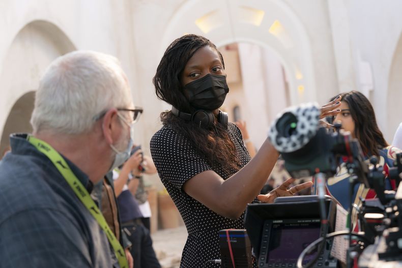 En esta imagen proporcionada por Marvel Studios la directora Nia DaCosta en el set de The Marvels. (Laura Radford/Disney/Marvel Studios vía AP)