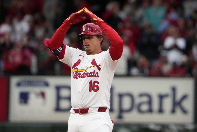 Nolan Gorman, de los Cardenales de San Luis, festeja luego de batear un doble de dos carreras en el encuentro del jueves 4 de abril de 2024, ante los Marlins de Miami (AP Foto/Jeff Roberson)