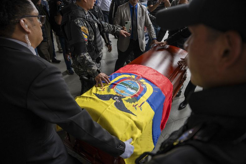ARCHIVO - Los restos del candidato presidencial asesinado Fernando Villavicencio llegan al cementerio Camposanto Monteolivo para su entierro en Quito, Ecuador, el 11 de agosto de 2023, tras ser baleado mortalmente durante un mitin político. (Foto AP/Carlos Noriega, Archivo)