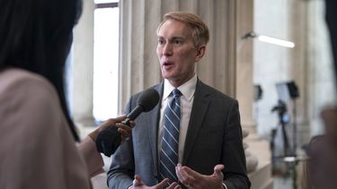 El senador James Lankford, principal negociador republicano sobre el paquete para la frontera y ayuda exterior, habla con la TV en el Capitolio, Washington, 5 de febrero de 2024. (AP Foto/J. Scott Applewhite)