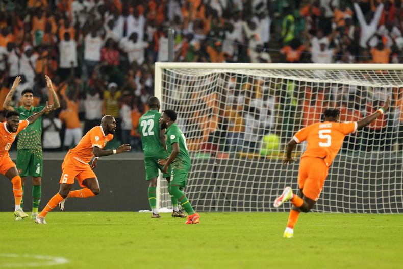 Seko Fofana, de Costa de Marfil, celebra después de anotar el primer gol de su equipo durante el partido de fútbol del Grupo A de la Copa Africana de Naciones entre Costa de Marfil y Guinea-Bissau en Abiyán, Costa de Marfil, el sábado 13 de enero de 2024. (AP Foto/Sunday Alamba)