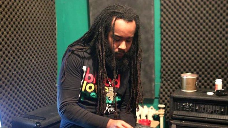 Se trata del músico conocido como Biggz General, de 25 años. Apuntó con una pistola a un guardia de seguridad en Jamaica. Está libre bajo fianza