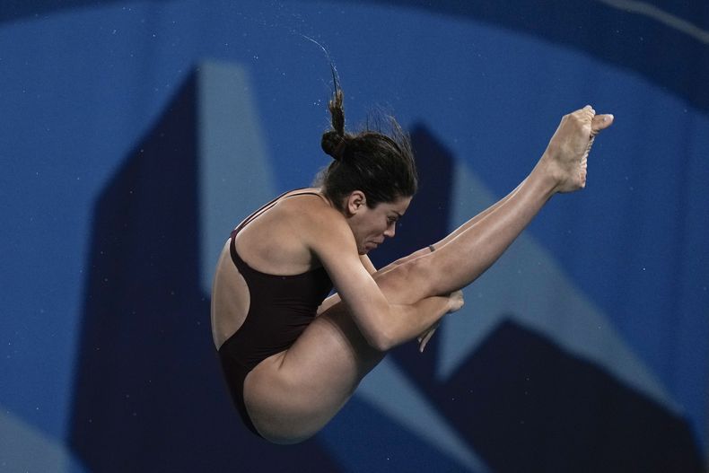 La mexicana Alejandra Orozco compite en la ronda preliminar de la plataforma de 10 metros para mujeres en los Juegos Panamericanos de Santiago, el viernes 20 de octubre de 2023. (AP Foto/Eduardo Verdugo)