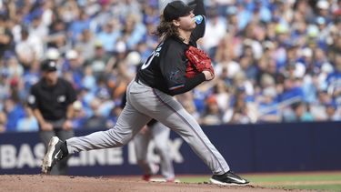 El lanzador de los Marlins de Miami, Ryan Weathers, trabaja contra los Azulejos de Toronto durante la primera entrada en Toronto, el domingo 29 de septiembre de 2024. (Chris Young/The Canadian Press vía AP)